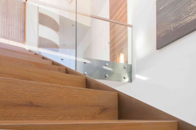 Holzstufen auf Betontreppen