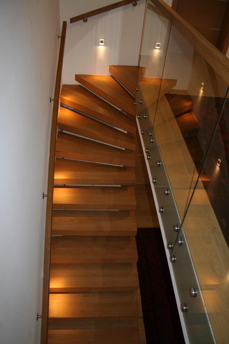 Schwebende Holztreppe