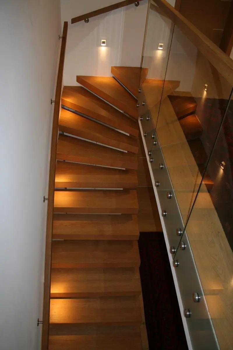 Schwebende Holztreppe