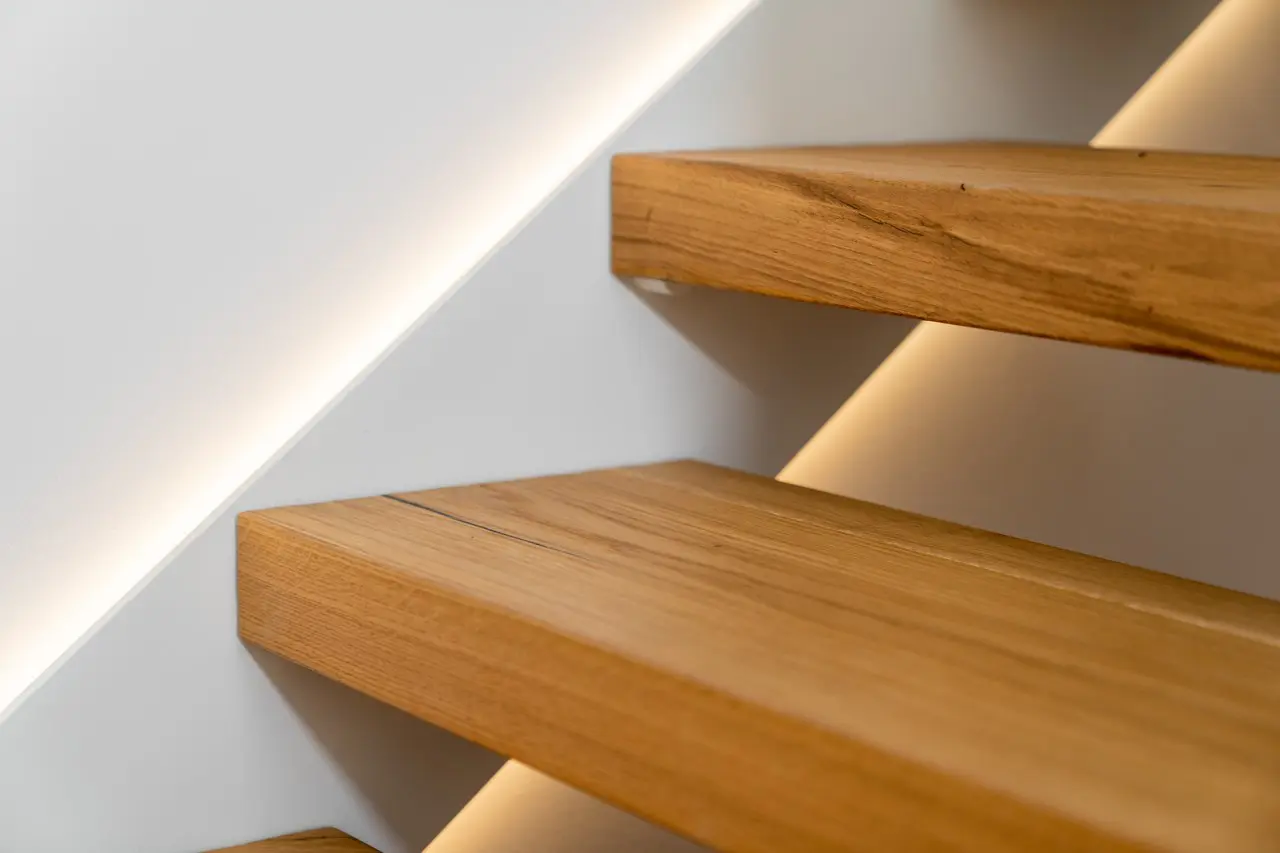 Beleuchtete Treppe mit LED in der Wandwange