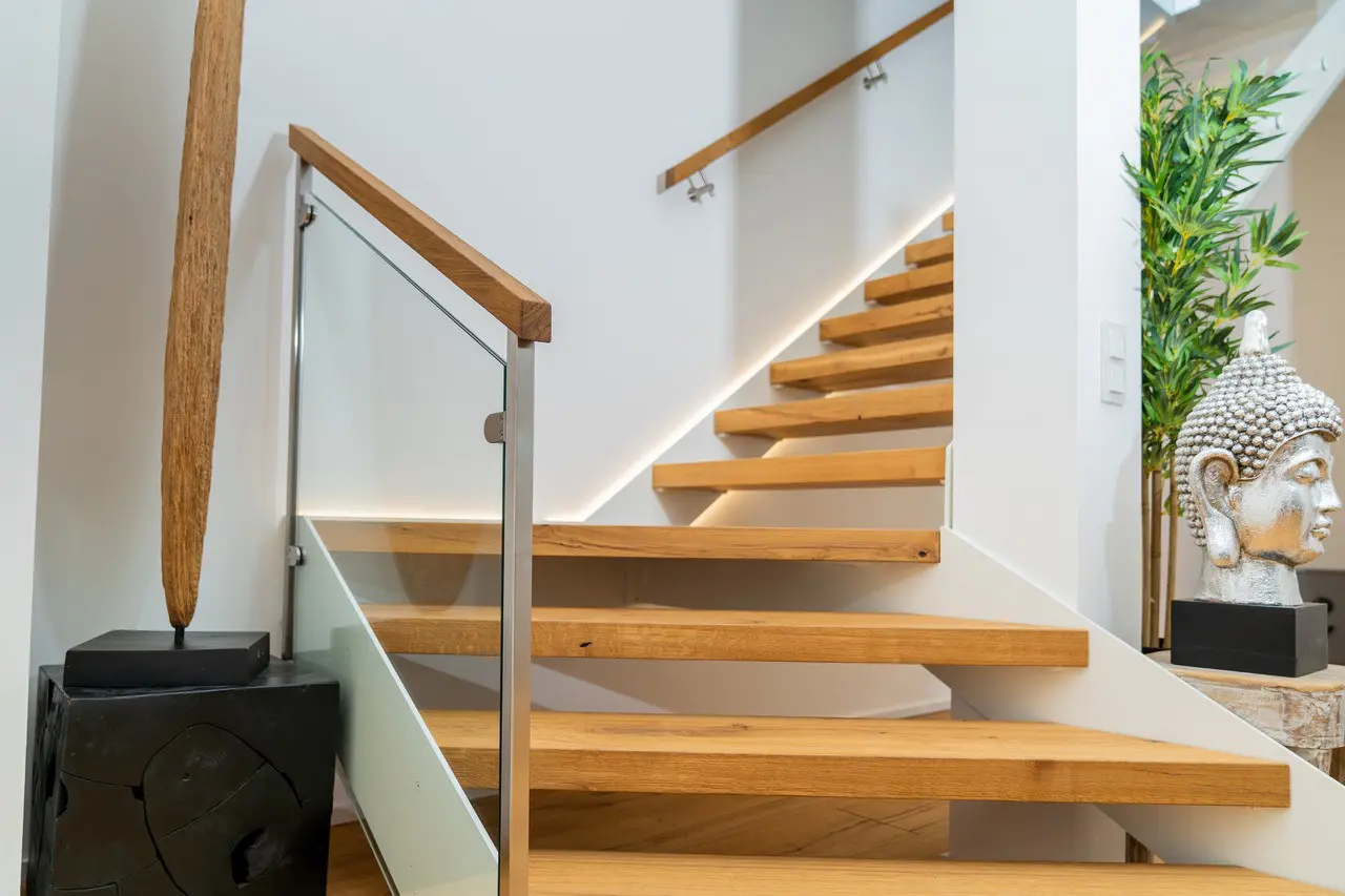 Designtreppe mit weißen Wangen und Eiche Massivholz