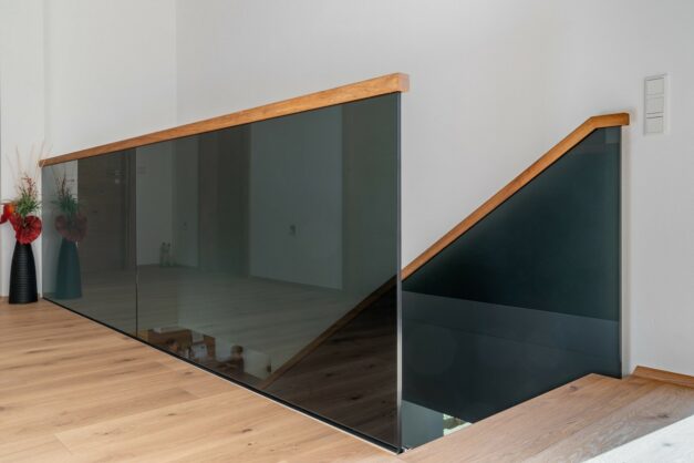 Schwarzes Glas Geländer