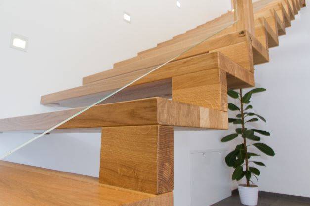 Glasgeländer mit Holz