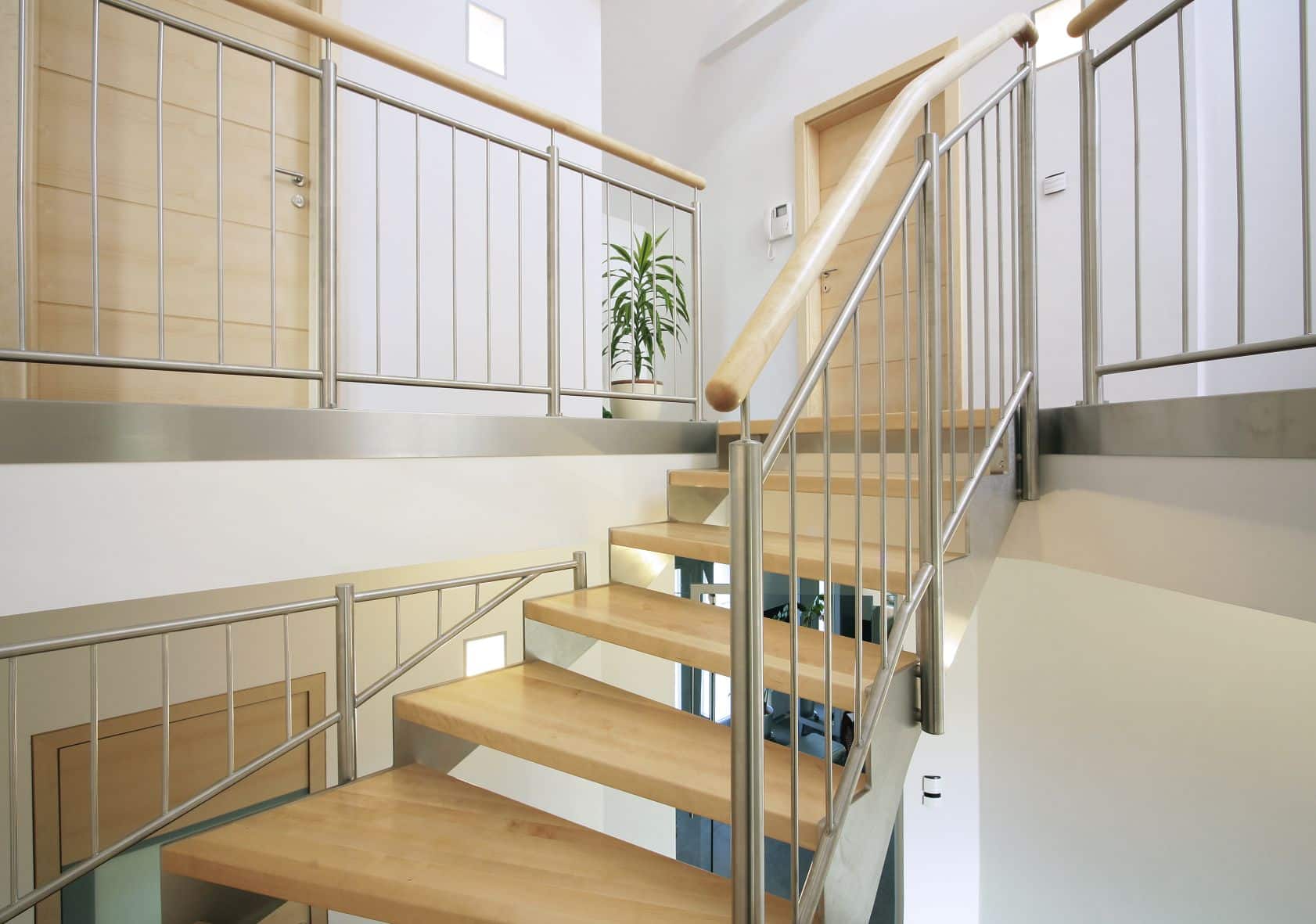 stiege-fuer-wenig-platz Seitlicher Blick auf eine Platzsparstiege aus Holz