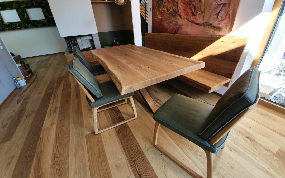 Massivholztisch mit Baumkante aus Eiche