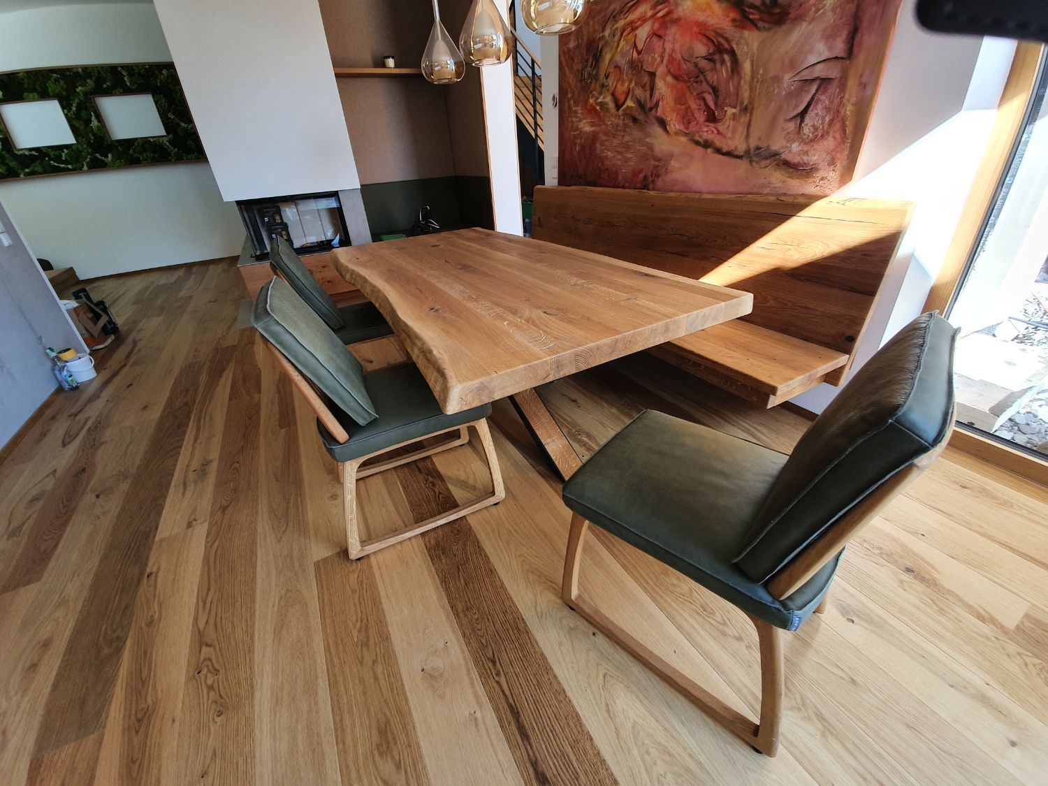 Massivholztisch mit Baumkante aus Eiche
