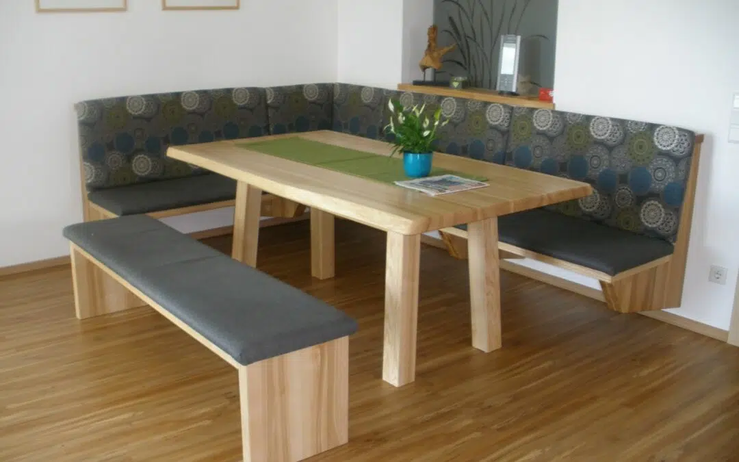 Tisch und Bank aus Holz