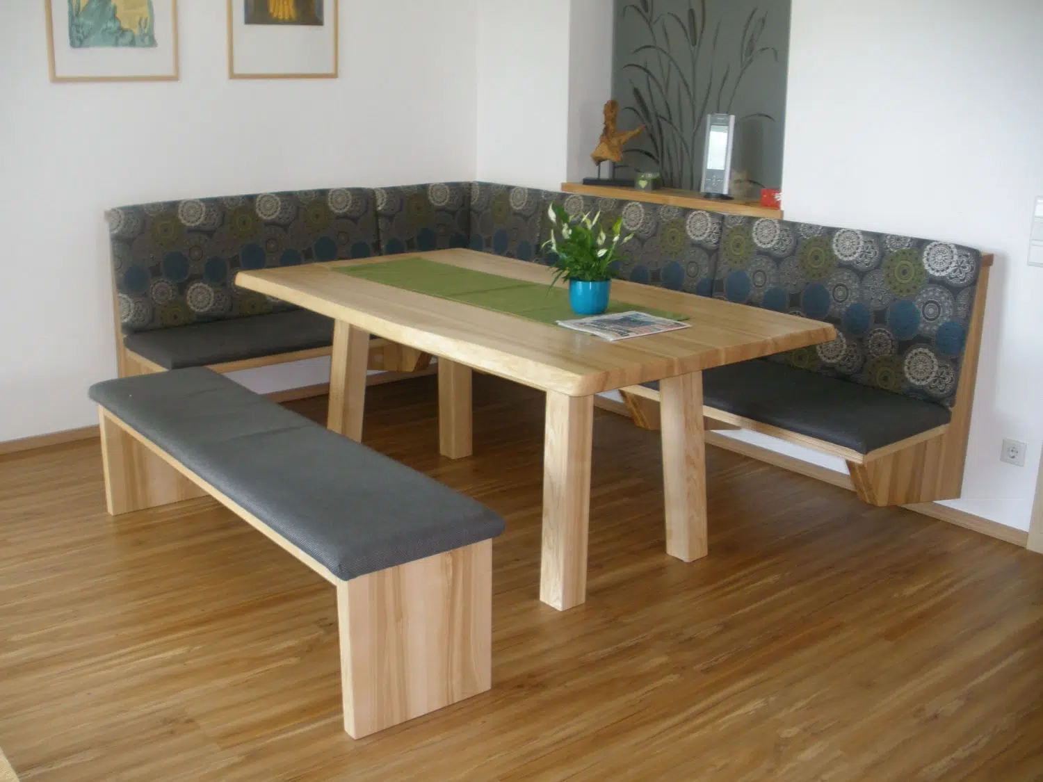Tisch und Bank aus Holz