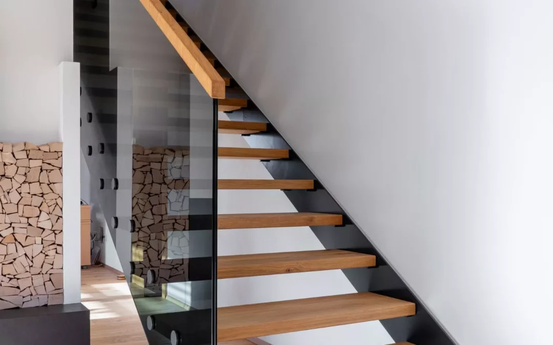 Wohnzimmer mit gerader Treppe und Blick auf das Geländer im Obergeschoss