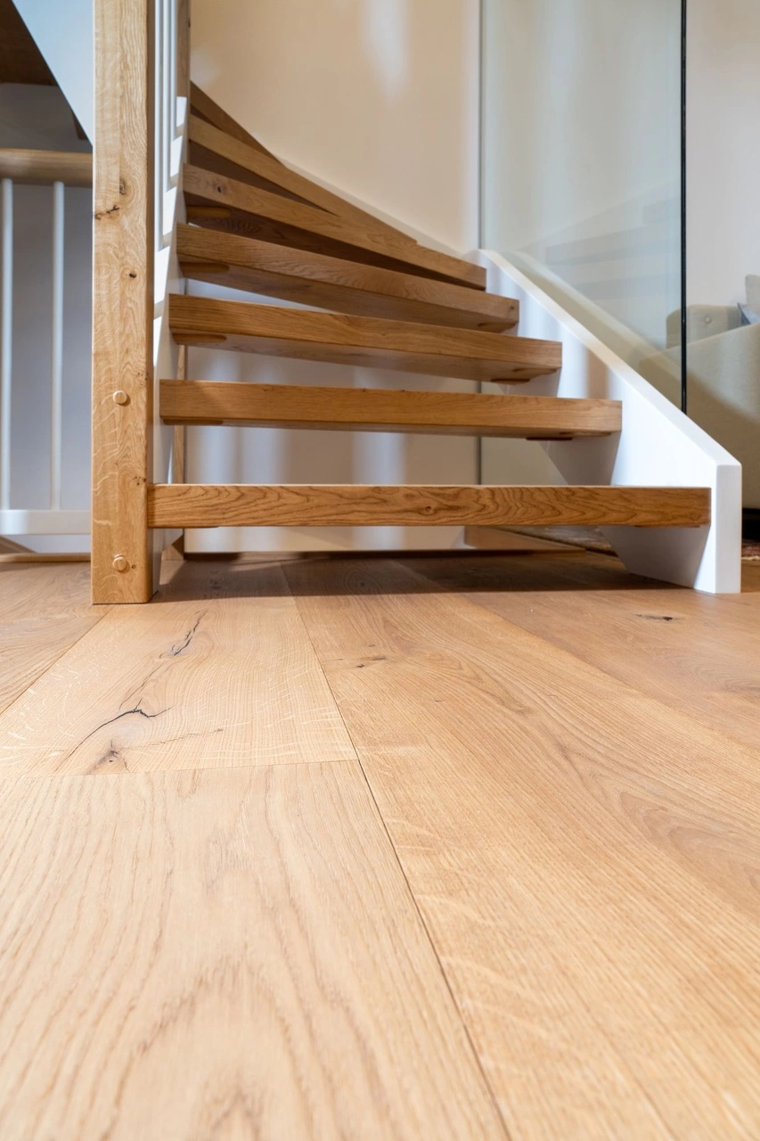 Nahaufnahme von Boden mit Treppe im Hintergrund