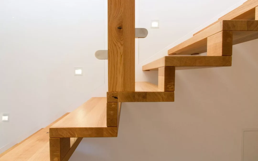 Seitenansicht einer Faltwerkstiege aus Holz
