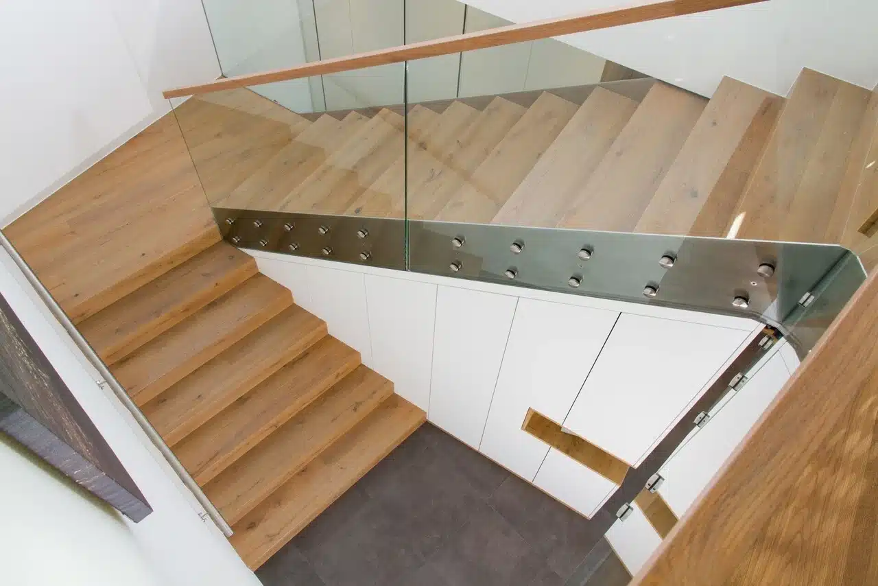 Von oben Aufgenommene Treppen in Eiche mit Glasgeländer